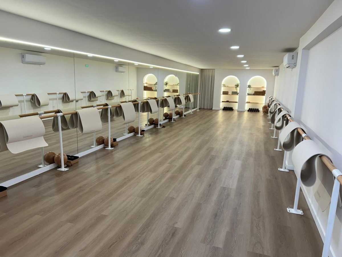 La sala de SHE Barre Sant Cugat: barras, espejos y hornacinas iluminadas